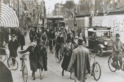 863617 Afbeelding van de verkeersdrukte aan de noordwestzijde van het Vredenburg te Utrecht, ter hoogte van het Eerste ...